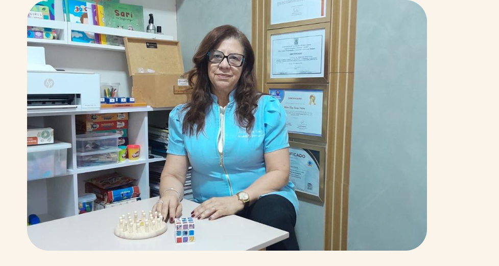 Mara Elisa no consultório com material clínico e certificados